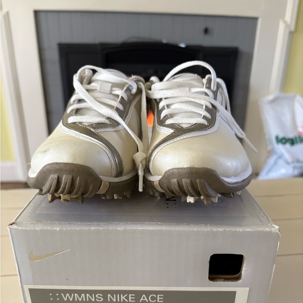 Woman golf shoes